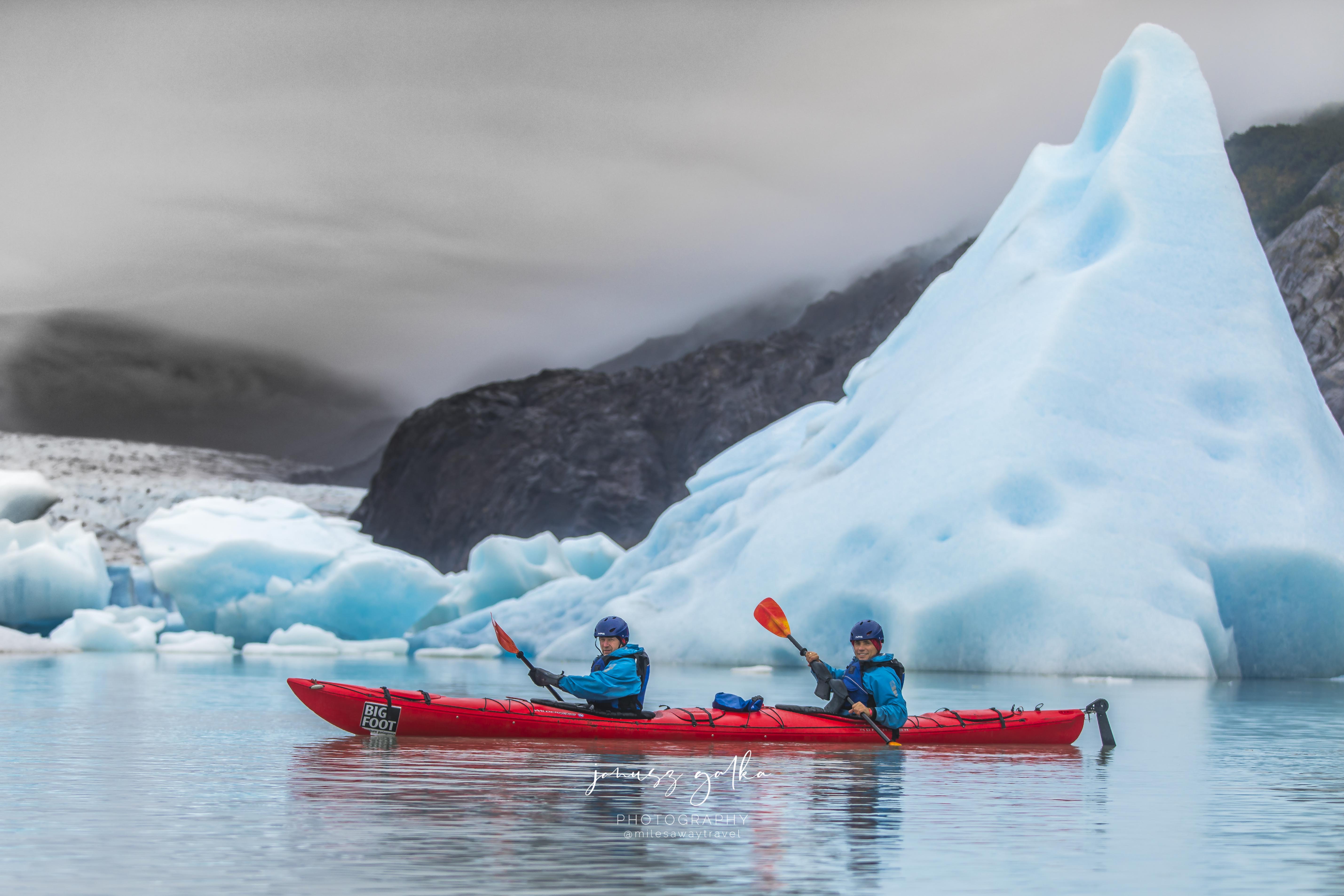 Kajakarze na jeziorze Grey, Lago Grey, Patagonia, Chile
