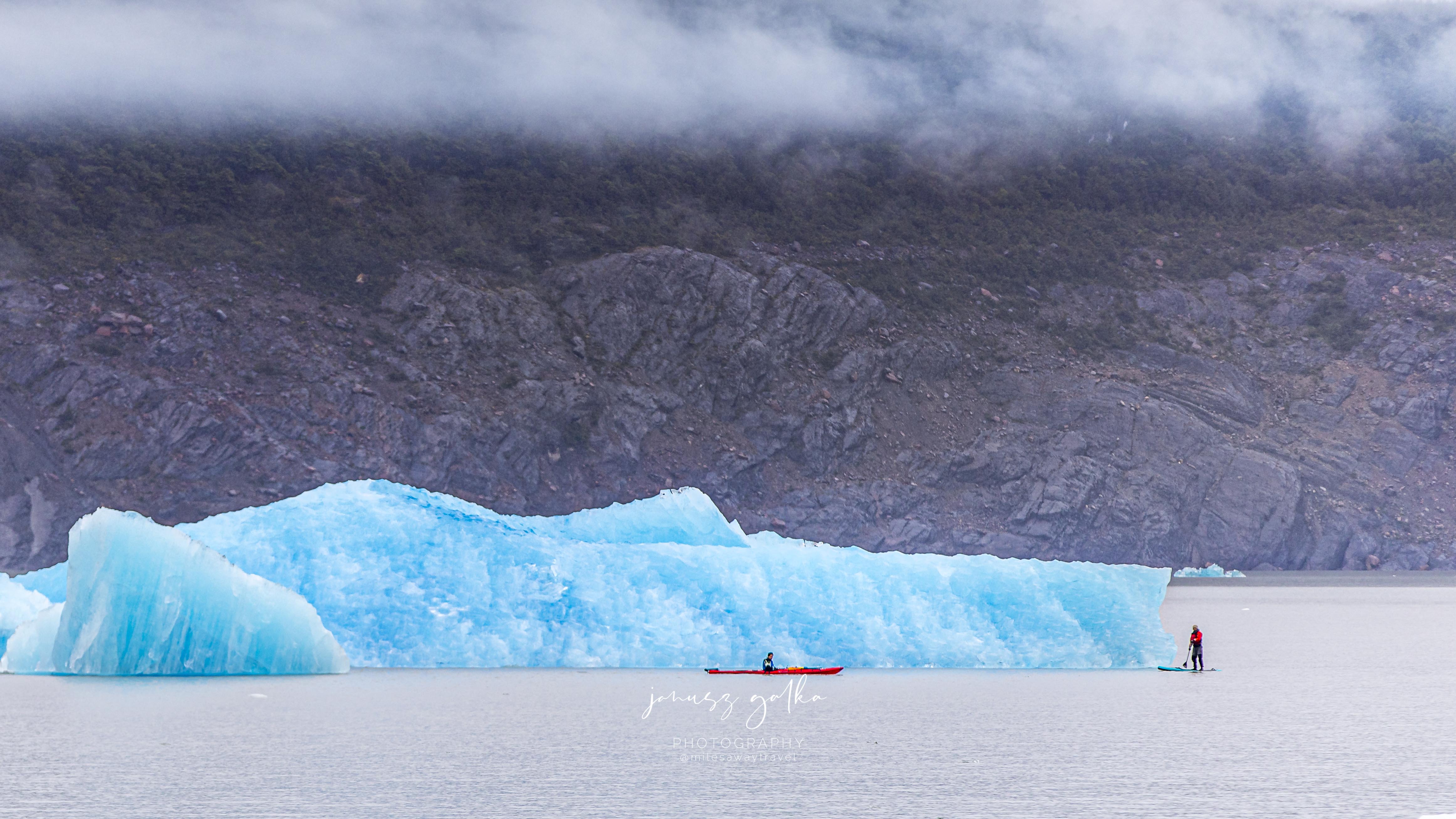Kajakarze na Jeziorze Grey, Lago Grey, w Patagonii, Chile
